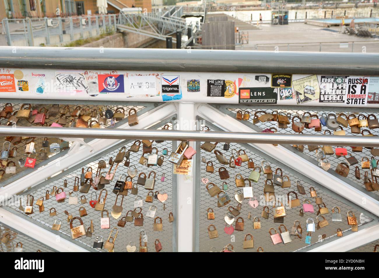 Lovelocks auf einer Brücke im Südhafen in Helsinki, Finnland Stockfoto
