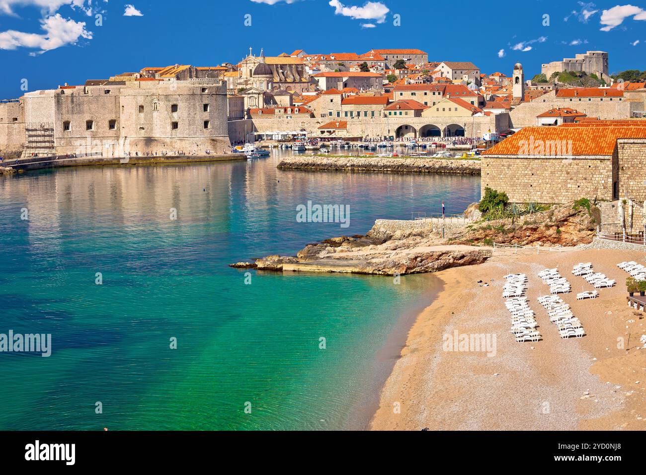 Blick auf die historische Stadt Dubrovnik und den Strand von Banje Stockfoto