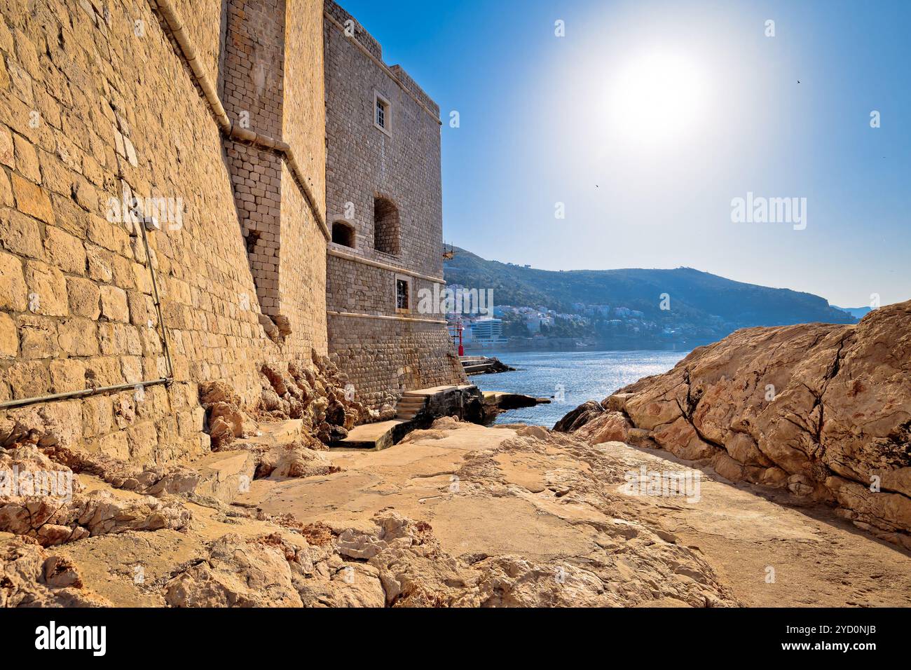 Unter der Stadtmauer von Dubrovnik Stockfoto