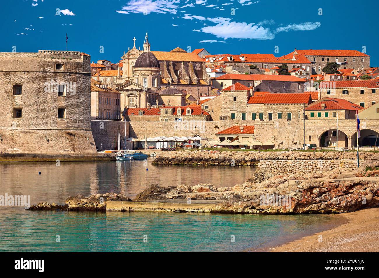 Blick auf die historische Stadt Dubrovnik und den Strand von Banje Stockfoto