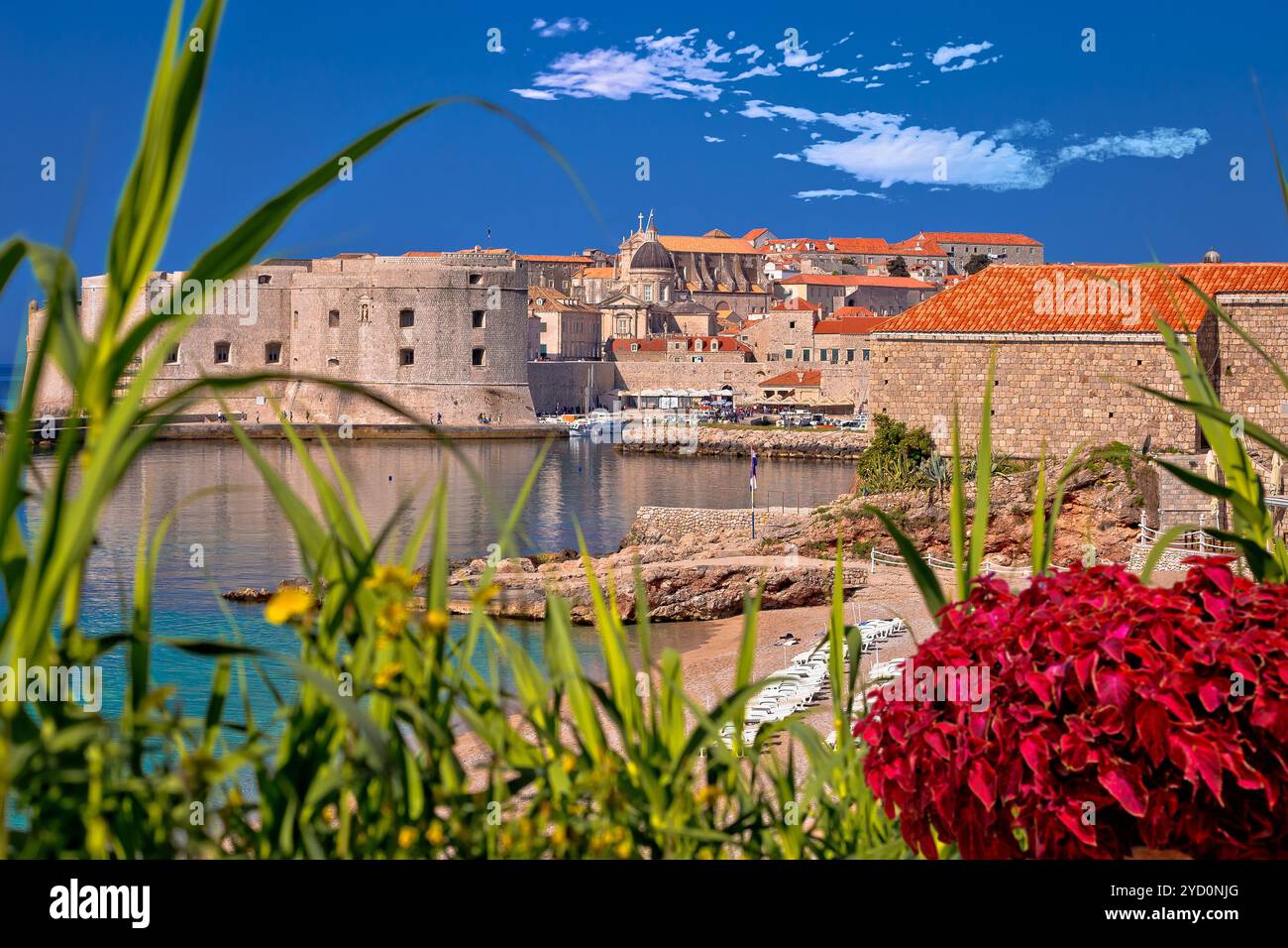 Blick auf die historische Stadt Dubrovnik und den Strand von Banje Stockfoto