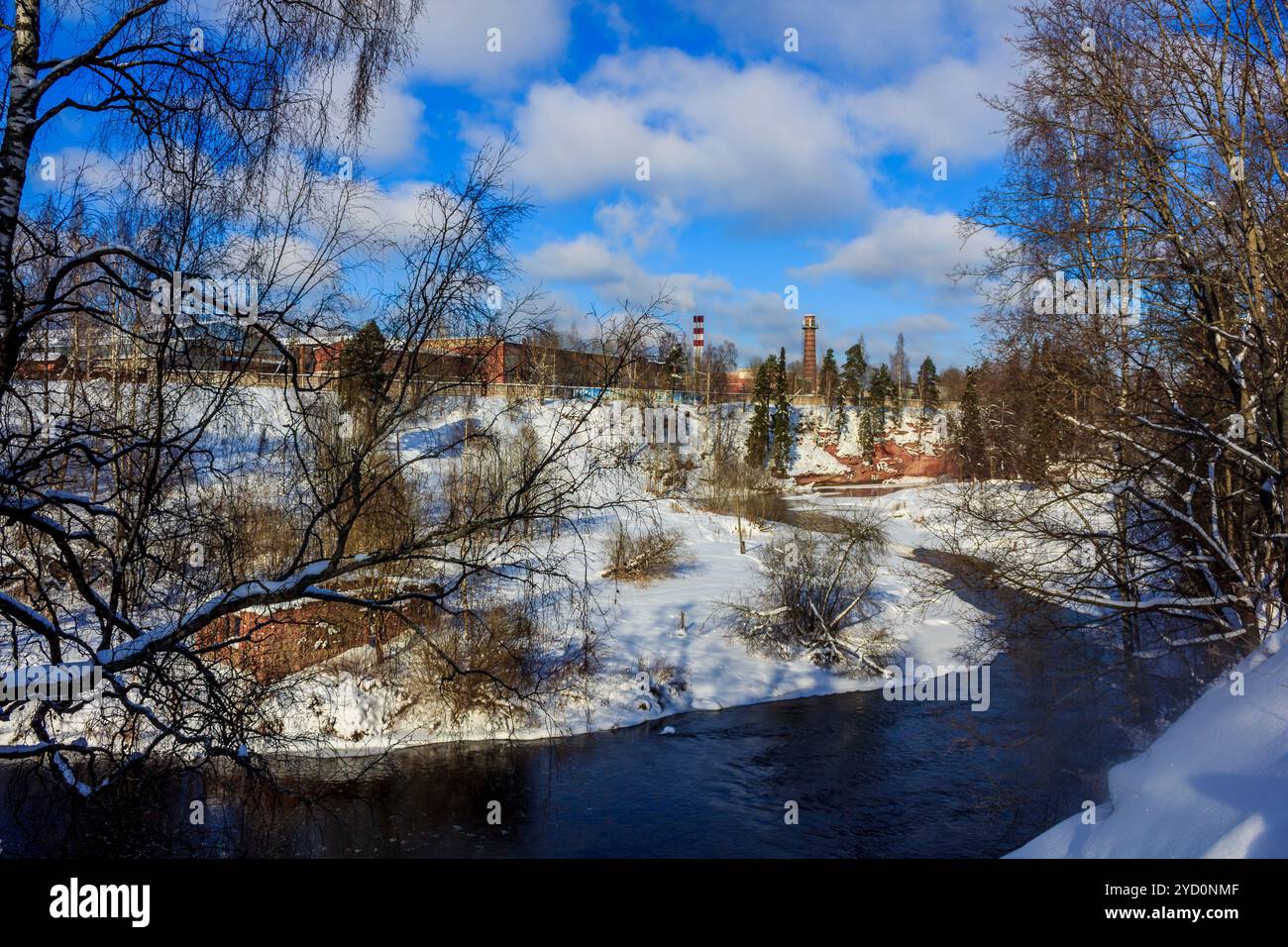 Frühlingslandschaft am Fluss. Eis schmilzt auf dem Fluss. Sonniger märztag. Natur des Landes. Proiroda außerhalb der Stadt. Stockfoto