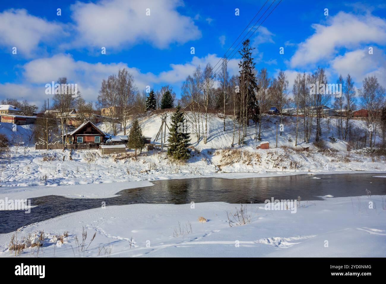 Frühlingslandschaft am Fluss. Eis schmilzt auf dem Fluss. Sonniger märztag. Natur des Landes. Proiroda außerhalb der Stadt. Stockfoto