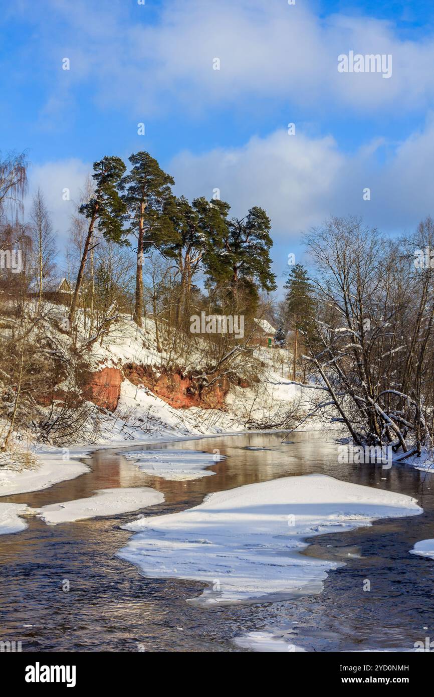 Frühlingslandschaft am Fluss. Eis schmilzt auf dem Fluss. Sonniger märztag. Natur des Landes. Proiroda außerhalb der Stadt. Stockfoto