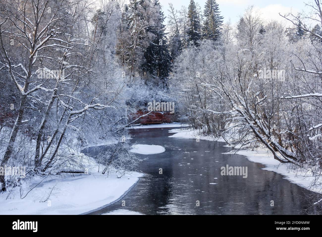Frühlingslandschaft am Fluss. Eis schmilzt auf dem Fluss. Sonniger märztag. Natur des Landes. Proiroda außerhalb der Stadt. Stockfoto
