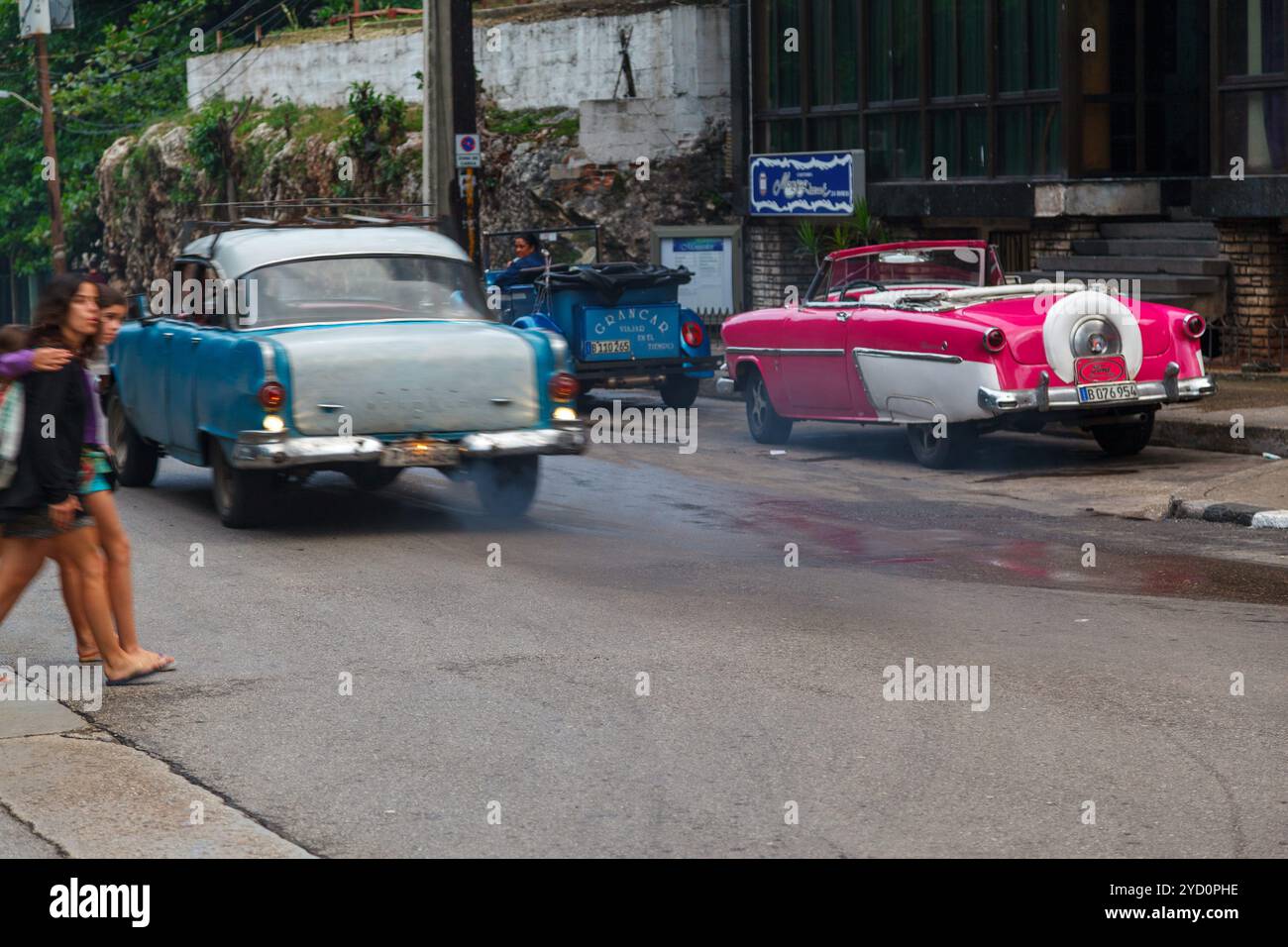 Ein blaues Auto und ein rosafarbenes Cabrio aus den 50er Jahren in einer Straße von La Habana (Havanna), Kuba Stockfoto