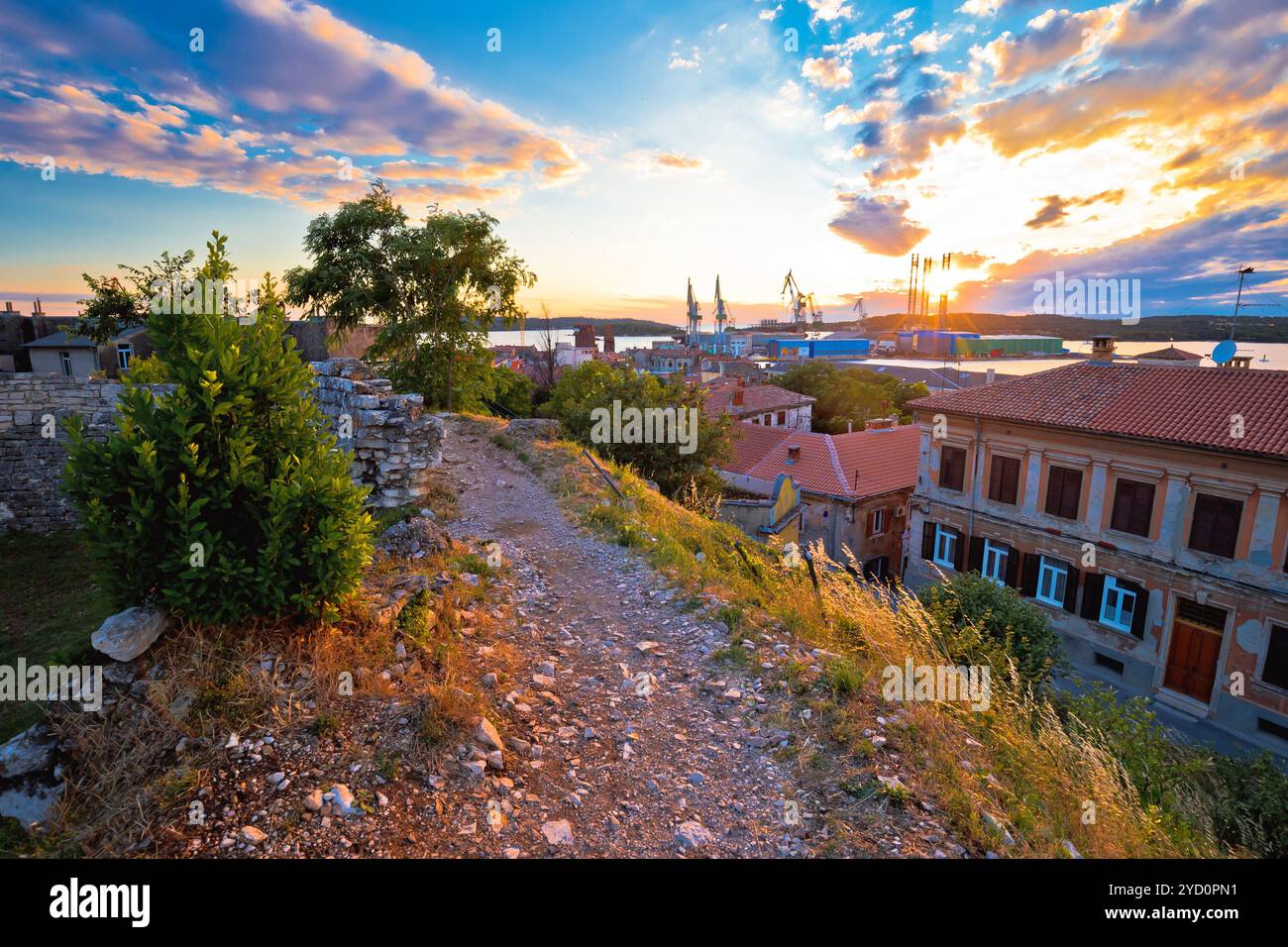 Stadt Pula Küste und Werftkrane Blick auf Sonnenuntergang Stockfoto