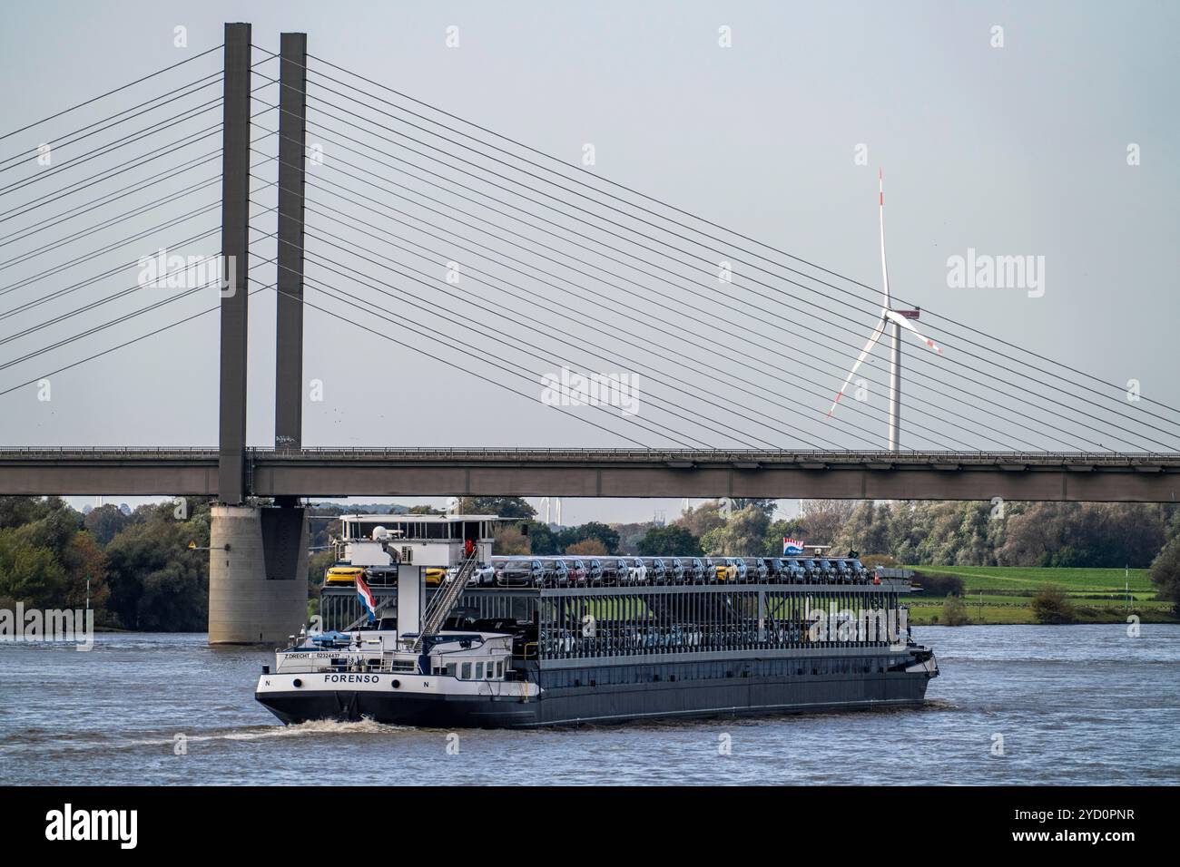 Der Autotransporter Forenso am Rhein bei Rees bringt Ford Explorer E-Cars vom Kölner Ford Werk in die Seehäfen der Niederlande Stockfoto