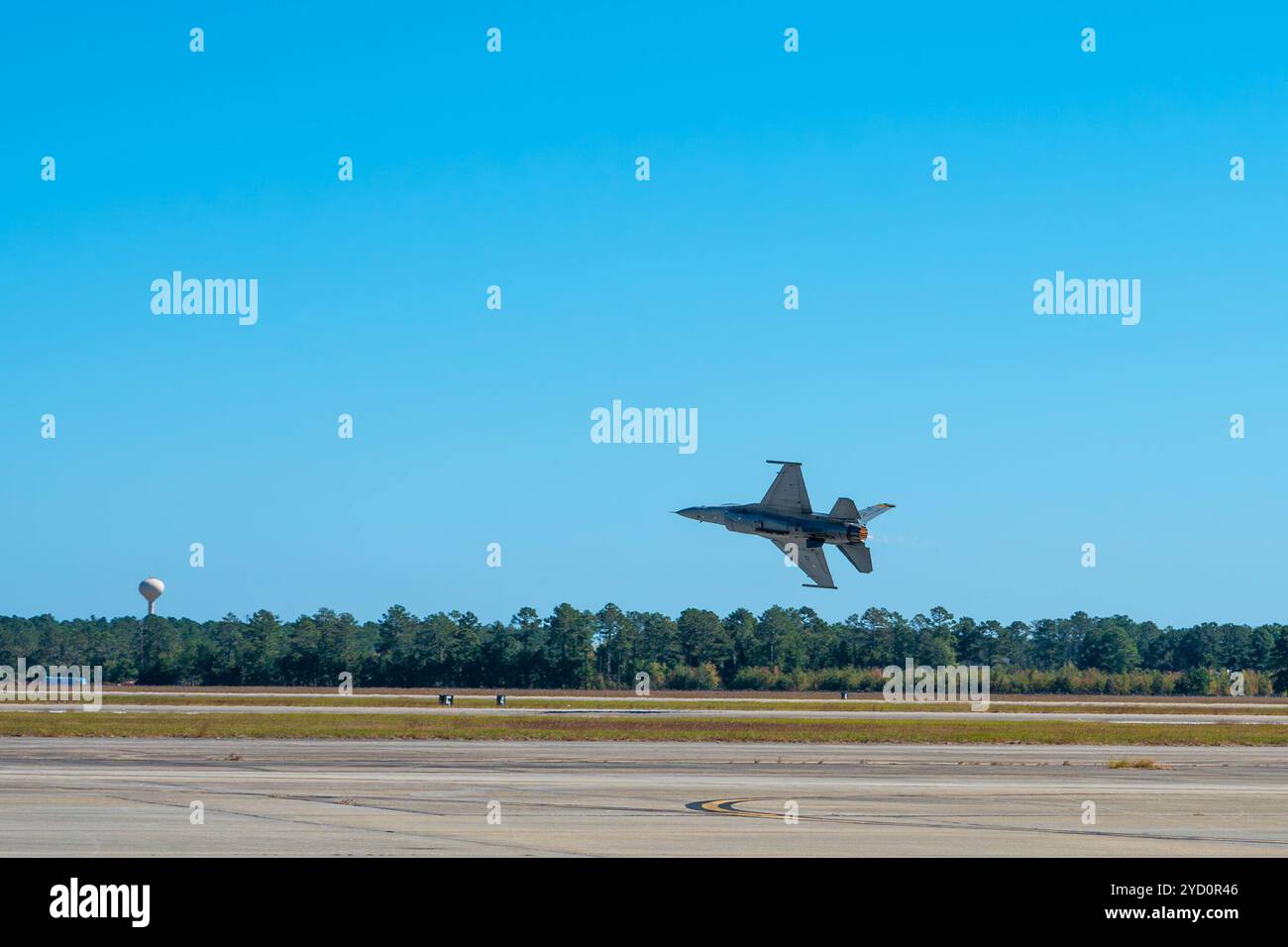 Captain Taylor „FEMA“ Hiester, Kommandant und Pilot des F-16 Viper Demonstration Teams, führt am 21. Oktober 2024 ein Luftmanöver auf der Shaw Air Force Base, S.C. durch. Hiesters 20-minütige Übungsdemonstration zeigte taktische Flugmanöver und die Luftkraft, die der F-16 Fighting Falcon 50 Jahre nach seiner Gründung noch immer in der Lage ist. (Foto der U.S. Air Force von Senior Airman Kevin Dunkleberger) Stockfoto