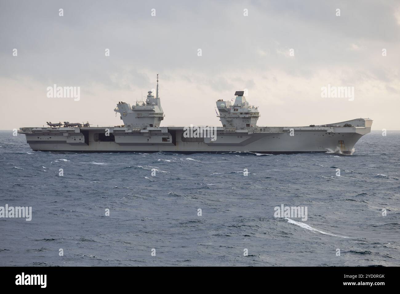 241024-N-SW048-1301 NORDSEE (24. Oktober 2024) der Flugzeugträger der Queen Elizabeth-Klasse der Royal Navy HMS Prince of Wales (R09) nimmt an der von der NATO geführten maritimen Wachaktivität Neptune Strike 24-2, 24. Oktober Teil und unterstreicht das Engagement, NATO-Operationen und kollektive Verteidigung der Allianz zu unterstützen. Die USS Harry S. Truman, das Flaggschiff der Harry S. Truman Carrier Strike Group (HSTCSG), ist auf einem geplanten Einsatz im Gebiet der 6. US-Flotte und unterstützt die US-Marine in Europa-Afrika, um die Interessen der USA, der Alliierten und ihrer Partner zu verteidigen. (US Navy Foto von Mass Communication SPE Stockfoto