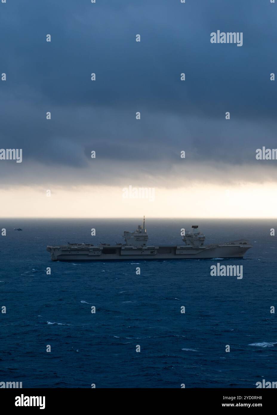 241024-N-JR318-2114 NORDSEE (24. Oktober 2024) der Flugzeugträger der Queen Elizabeth-Klasse der Royal Navy HMS Prince of Wales (R09) führt Flugoperationen in der Nordsee während der von der NATO geführten maritimen Vigilanzaktivität Neptune Strike 24-2, 24. Oktober, durch und unterstreicht das Engagement der Streikgruppe, NATO-Operationen und kollektive Verteidigung der Allianz zu unterstützen. Die USS Harry S. Truman, das Flaggschiff der Harry S. Truman Carrier Strike Group (HSTCSG), ist auf einem geplanten Einsatz im Gebiet der 6. US-Flotte und unterstützt die US-Marinestreitkräfte Europa-Afrika bei der Verteidigung der USA, der Alliierten und des Partners INT Stockfoto