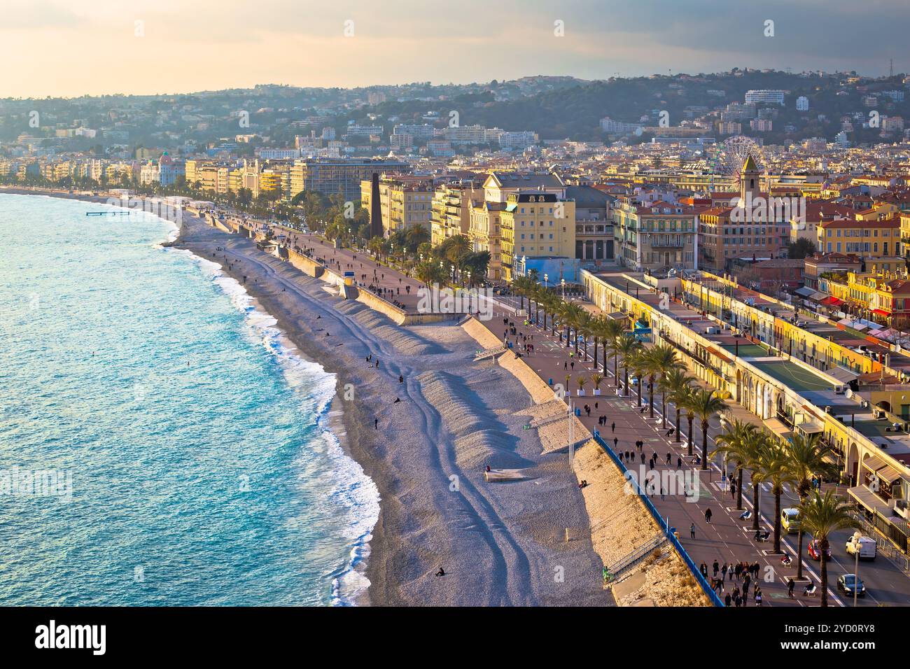 Stadt Nizza Promenade des Anglais mit Blick auf das Wasser und den Strand Stockfoto