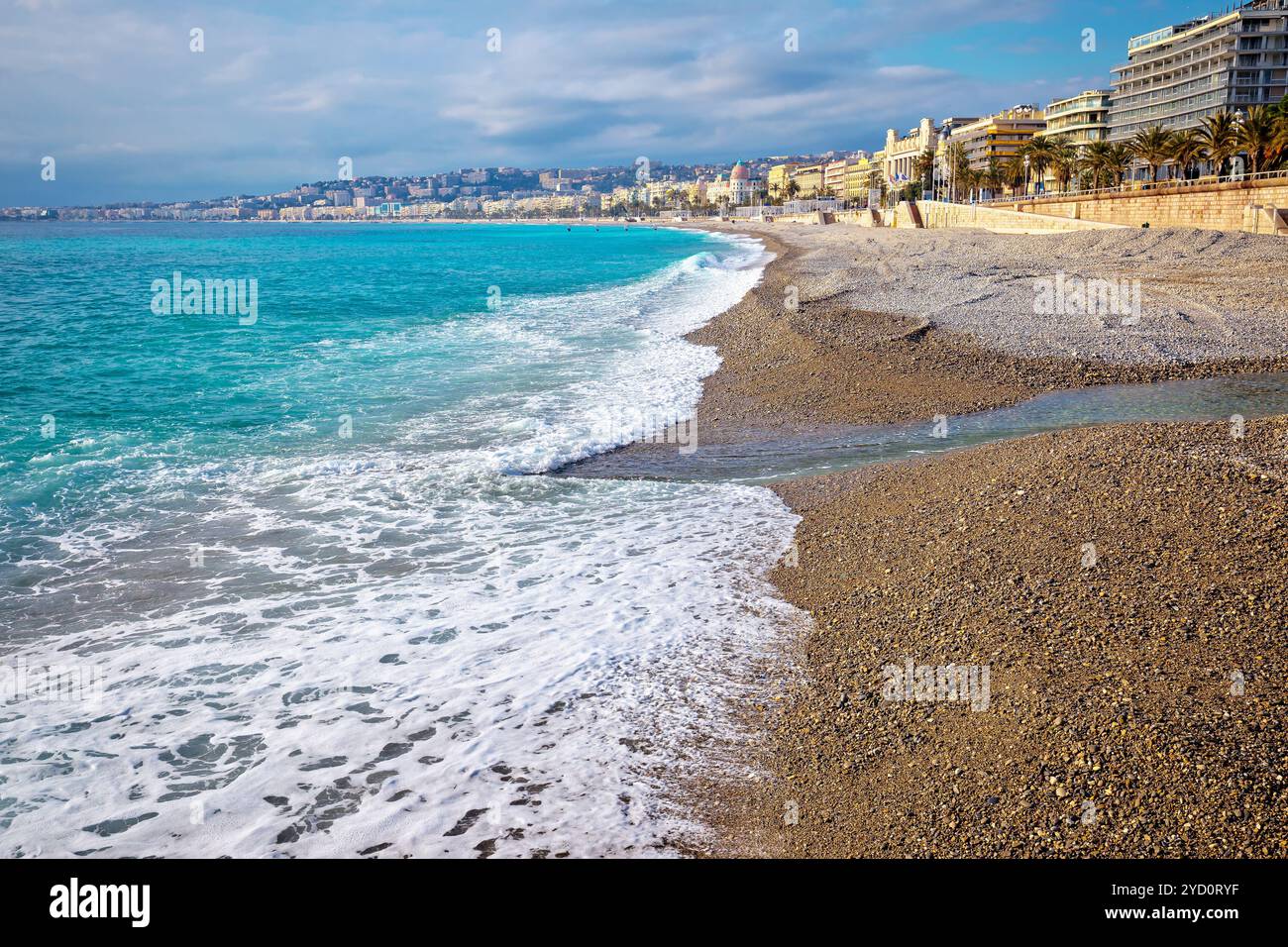 Stadt Nizza Promenade des Anglais mit Blick auf das Wasser und den Strand Stockfoto