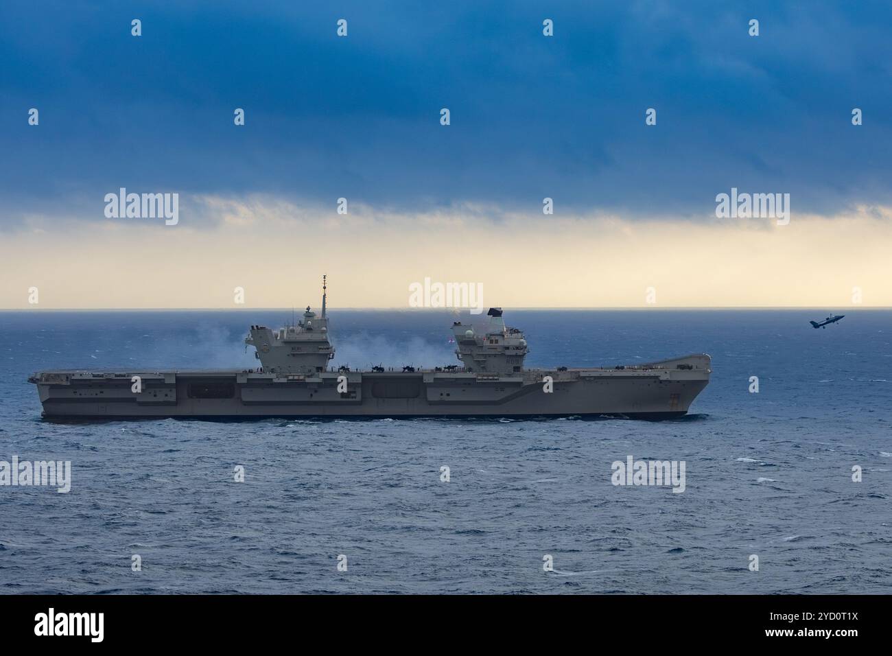 241024-N-JR318-1326 NORDSEE (24. Oktober 2024) der Flugzeugträger der Queen Elizabeth-Klasse der Royal Navy HMS Prince of Wales (R09) führt Flugoperationen in der Nordsee während der von der NATO geführten maritimen Vigilanzaktivität Neptune Strike 24-2, 24. Oktober, durch und unterstreicht das Engagement der Streikgruppe, NATO-Operationen und kollektive Verteidigung der Allianz zu unterstützen. Die USS Harry S. Truman, das Flaggschiff der Harry S. Truman Carrier Strike Group (HSTCSG), ist auf einem geplanten Einsatz im Gebiet der 6. US-Flotte und unterstützt die US-Marinestreitkräfte Europa-Afrika bei der Verteidigung der USA, der Alliierten und des Partners INT Stockfoto