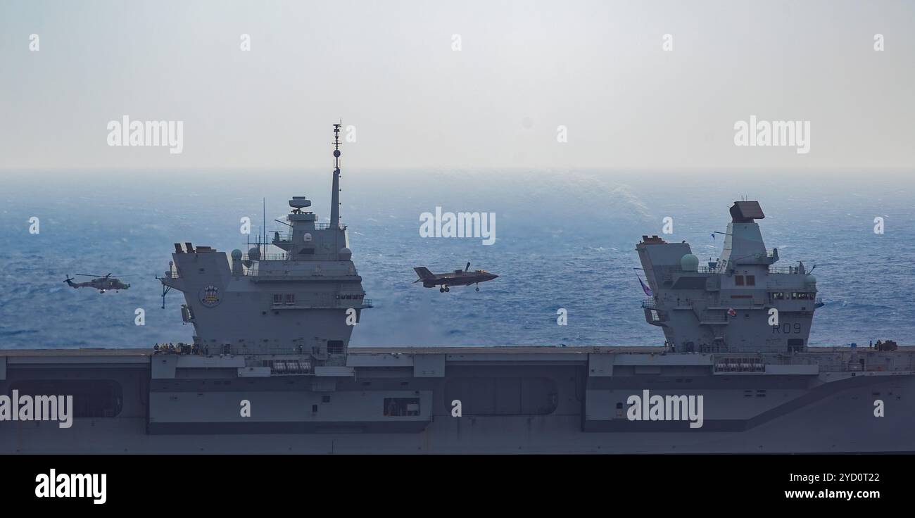 241024-N-JR318-1721 NORDSEE (24. Oktober 2024) der Flugzeugträger der Queen Elizabeth-Klasse der Royal Navy HMS Prince of Wales (R09) führt Flugoperationen in der Nordsee während der von der NATO geführten maritimen Vigilanzaktivität Neptune Strike 24-2, 24. Oktober, durch und unterstreicht das Engagement der Streikgruppe, NATO-Operationen und kollektive Verteidigung der Allianz zu unterstützen. Die USS Harry S. Truman, das Flaggschiff der Harry S. Truman Carrier Strike Group (HSTCSG), ist auf einem geplanten Einsatz im Gebiet der 6. US-Flotte und unterstützt die US-Marinestreitkräfte Europa-Afrika bei der Verteidigung der USA, der Alliierten und des Partners INT Stockfoto
