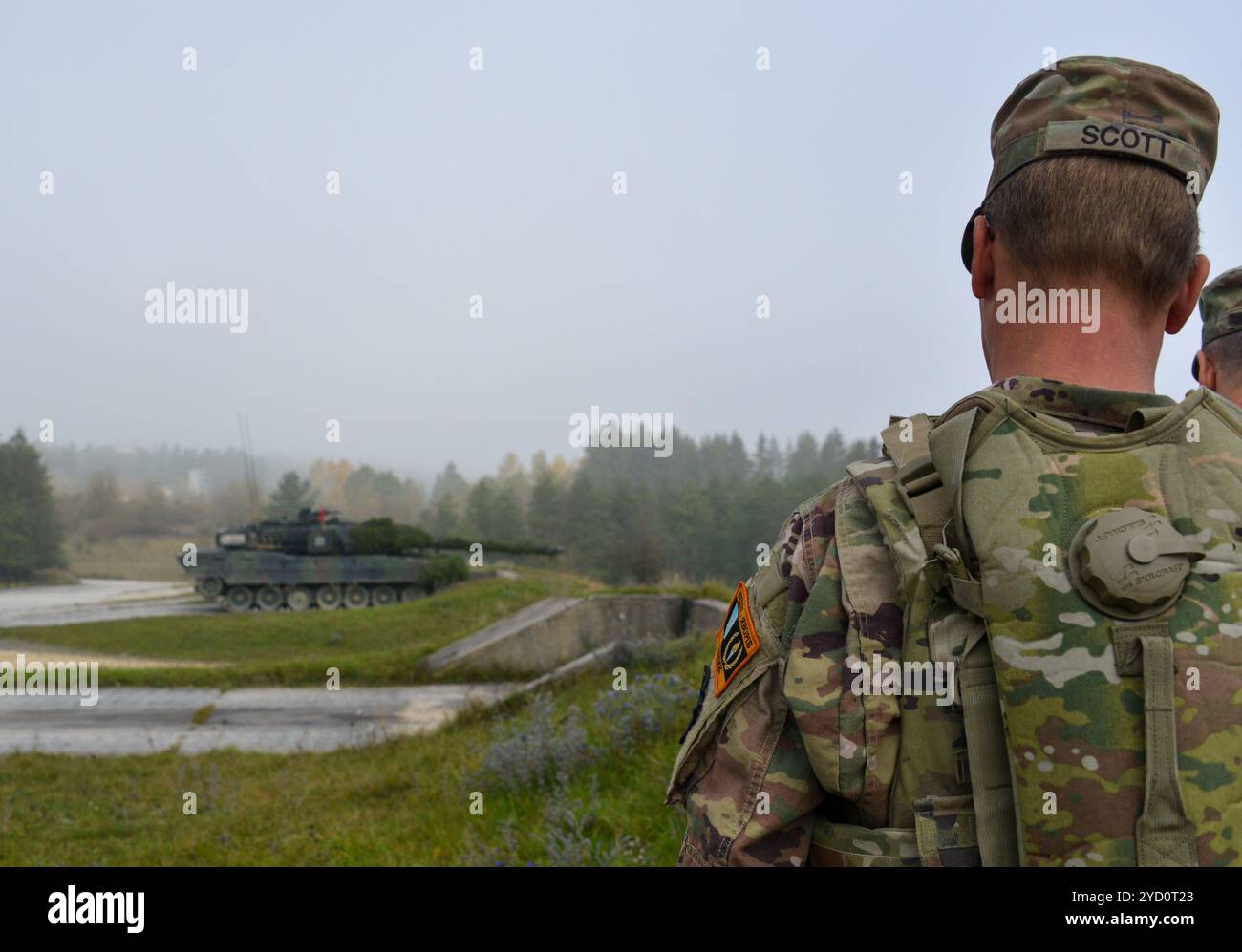 US-Soldaten mit der Hauptquartier- und Hauptquartierkompanie, 56th Stryker Brigade Combat Team, 28th Infantry Division, Pennsylvania National Guard, nehmen an einer Demonstration des deutschen Kampfpanzers Leopard 2 A7V Teil, die Soldaten mit dem Panzerbataillon 104, Panzerbrigade 12, Bundeswehr im Grafenwoehr-Trainingsgebiet, Deutschland, 22. Oktober 2024. (Foto der Nationalgarde der US-Armee von PFC Israel Fernandez) Stockfoto US-Soldaten mit der Hauptquartier- und Hauptquartierkompanie, 56th Stryker Brigade Combat Team, 28th Infantry Division, Pennsylvania National Guard, nehmen an einer Demonstration des deutschen Kampfpanzers Leopard 2 A7V Teil, die Soldaten mit dem Panzerbataillon 104, Panzerbrigade 12, Bundeswehr im Grafenwoehr-Trainingsgebiet, Deutschland, 22. Oktober 2024. (Foto der Nationalgarde der US-Armee von PFC Israel Fernandez) Stockfoto