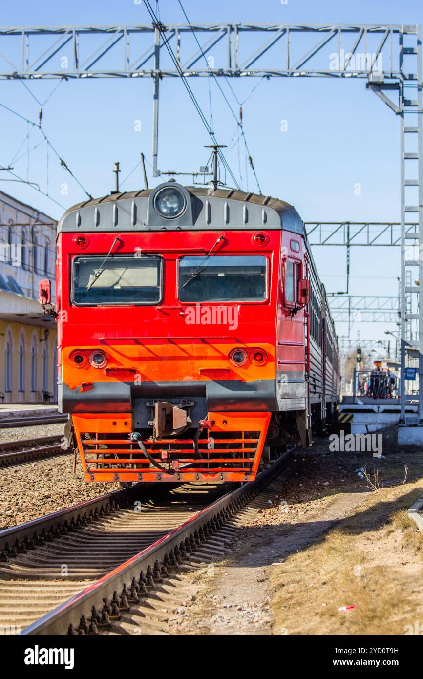 Zug auf der Plattform. Elektrische Zug auf dem Gleis. Die russische Eisenbahn. Station Lyuban Region Leningrad, Russland, April 7, 2018 Stockfoto