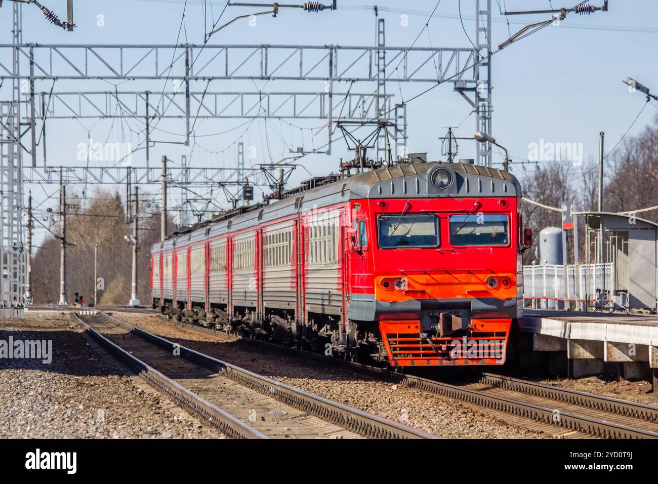 Zug auf der Plattform. Elektrische Zug auf dem Gleis. Die russische Eisenbahn. Station Lyuban Region Leningrad, Russland, April 7, 2018 Stockfoto