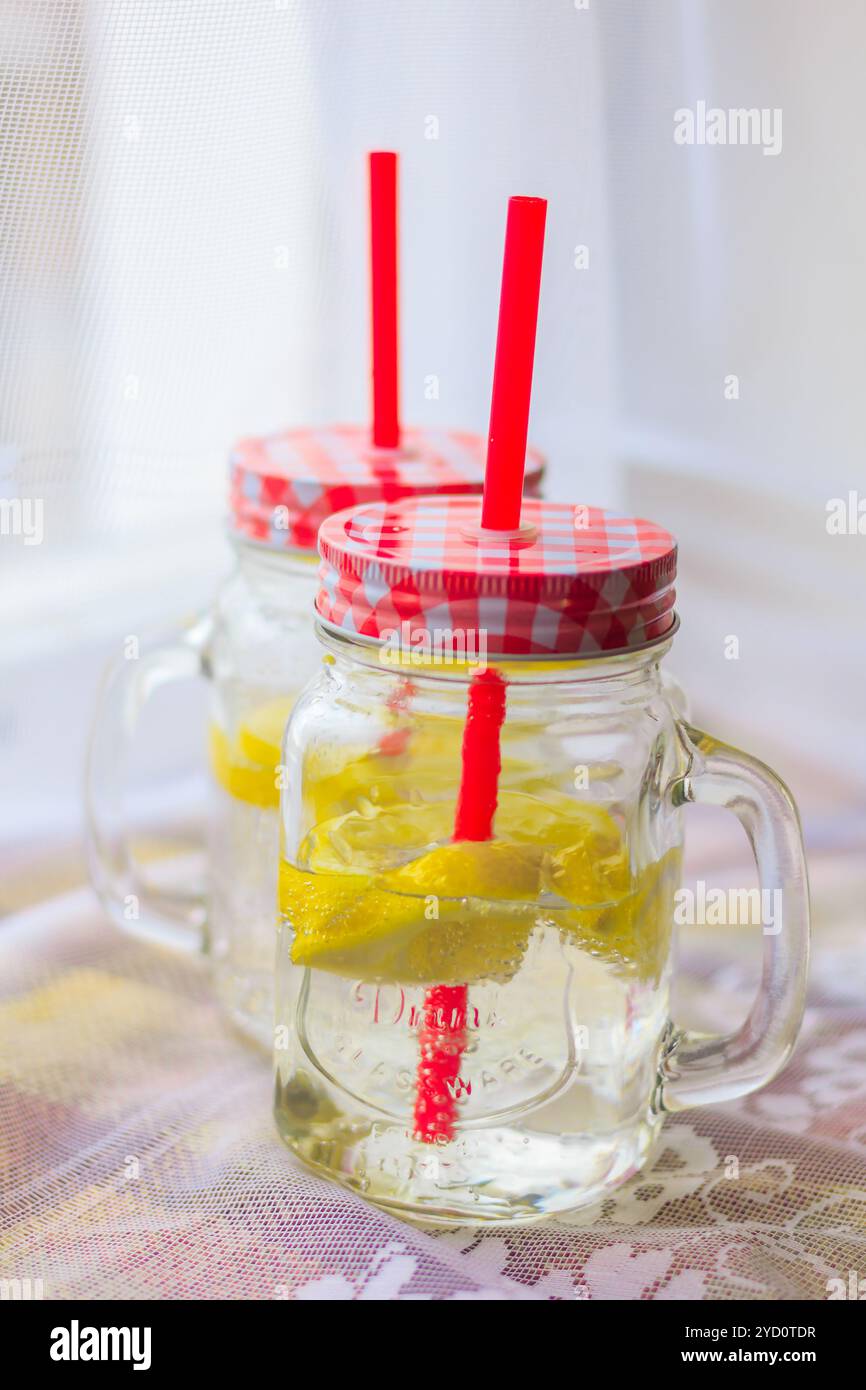 Gläser mit hausgemachter lemon Limonade. kalt trinken. Kohlensäurehaltige Getränke Stockfoto