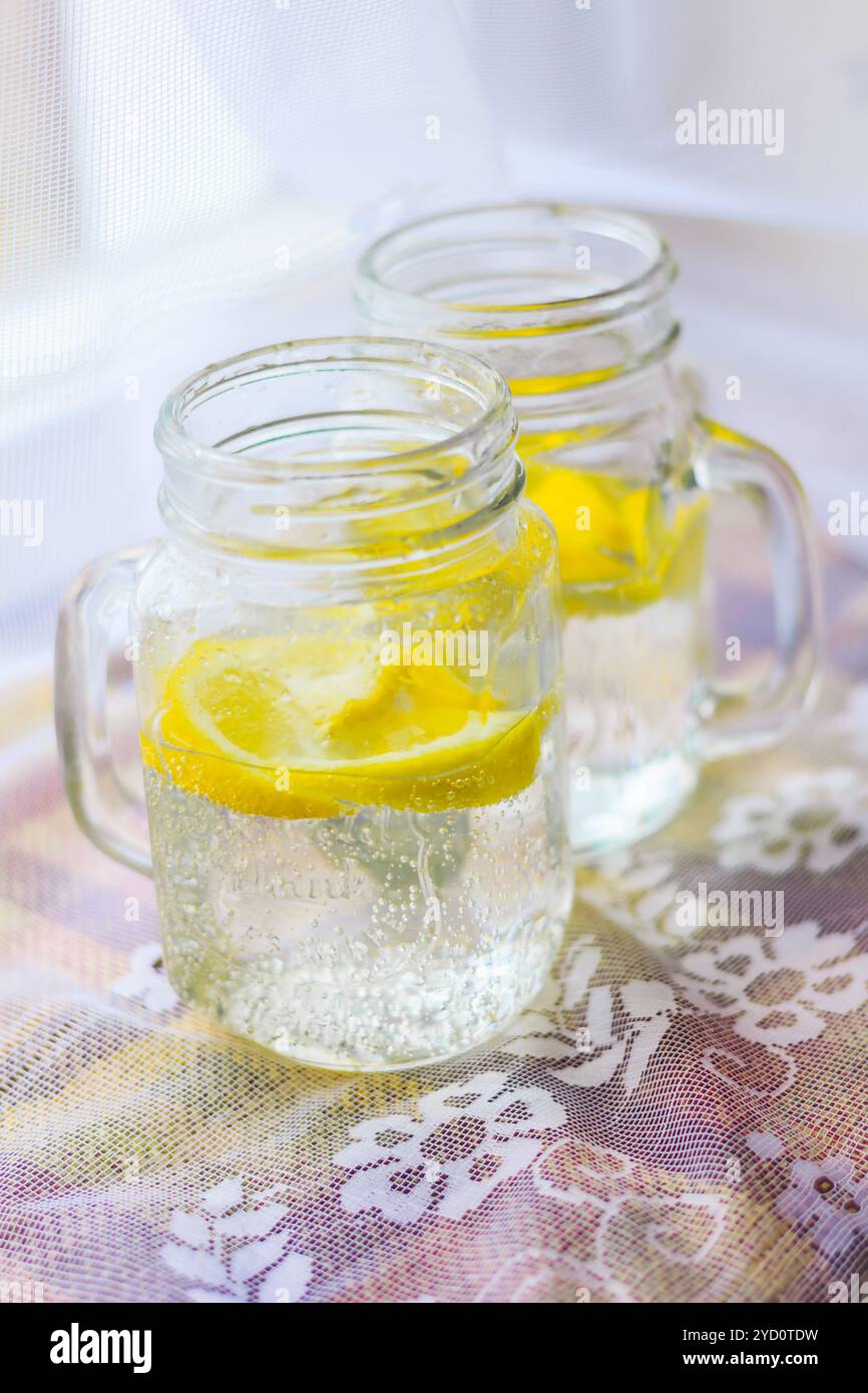 Gläser mit hausgemachter lemon Limonade. kalt trinken. Kohlensäurehaltige Getränke Stockfoto