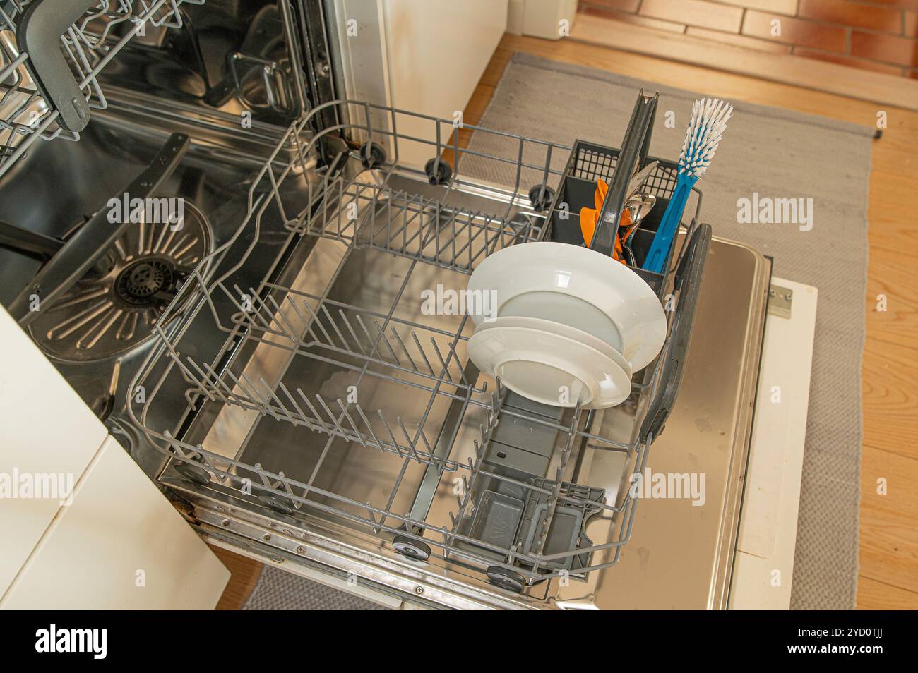 Teller im Geschirrspüler in der Küche, Dänemark, 24. Oktober 2024 Stockfoto