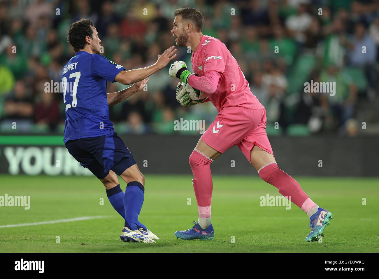 Sevilla, Spanien. Oktober 2024. Adrian San Miguel von Real Betis und Thomas Delaney vom FC Copenhague spielten am 24. Oktober 2024 im Benito Villamarin Stadion in Sevilla. (Foto: Antonio Pozo/PRESSINPHOTO) Credit: PRESSINPHOTO SPORTS AGENCY/Alamy Live News Stockfoto