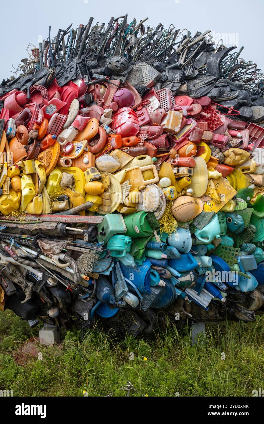 Fischförmige Skulptur aus recyceltem Müll von Yodogawa Technique am Kai im Hafen von UNO Japan Stockfoto