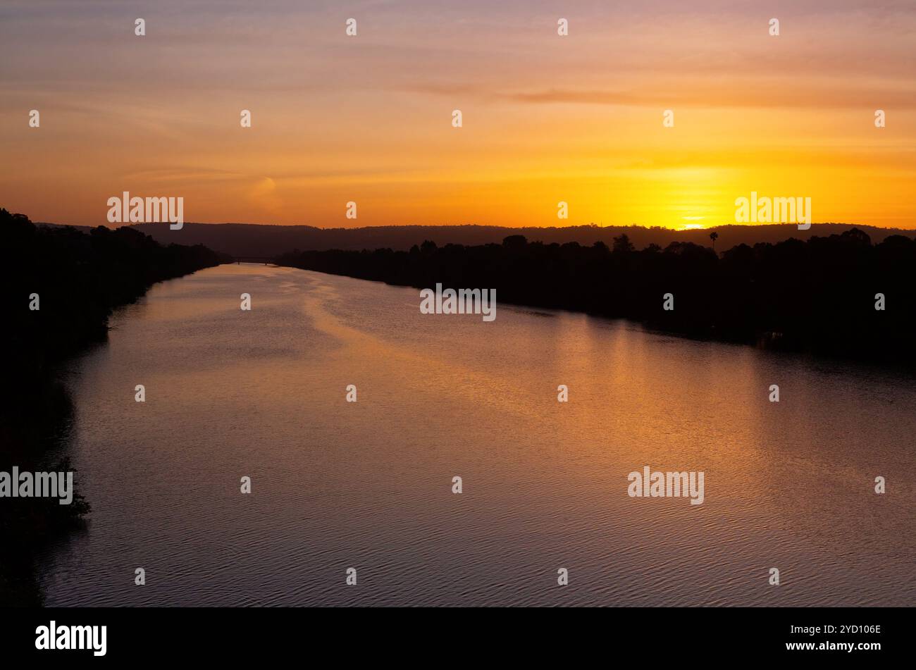 Die Sonne geht hinter den Blue Mountains unter, Blick auf den Nepean River Stockfoto