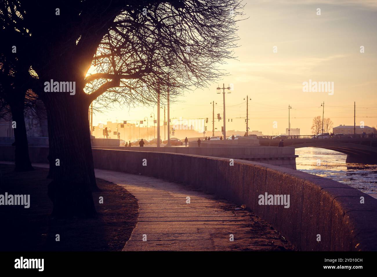 Landzunge der Insel Vasilyevsky bei Sonnenuntergang. St. Petersburger Innenstadt. Die Sehenswürdigkeiten der Stadt. Abends in der Stadt Stockfoto