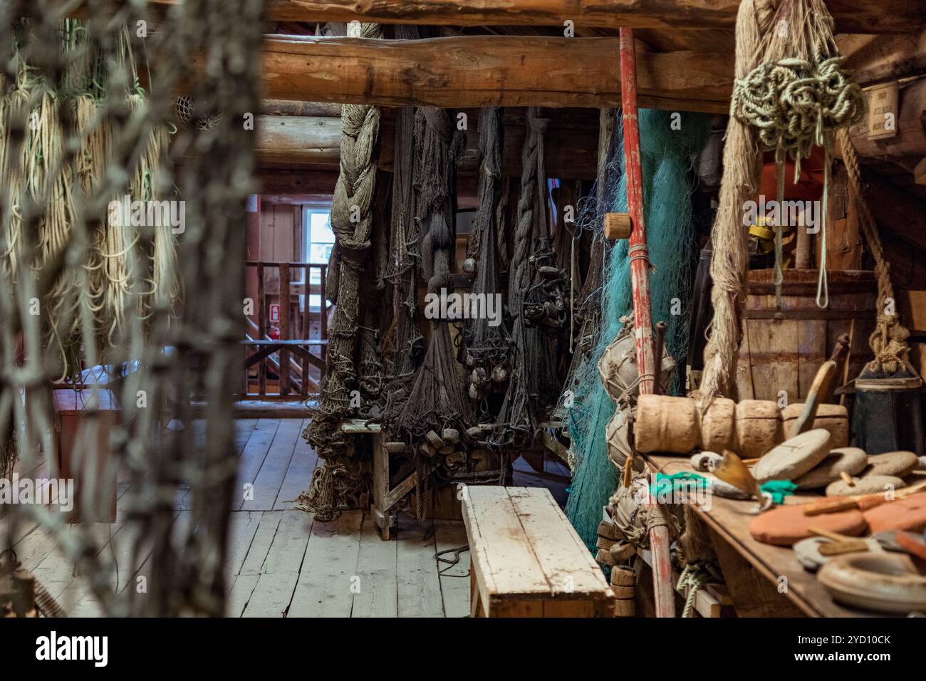 Entdecken Sie die reiche Fischertradition der Lofoten Islands, wo Besucher handgefertigte Angelwerkzeuge und Textilien in einer bezaubernden Muse erkunden können Stockfoto