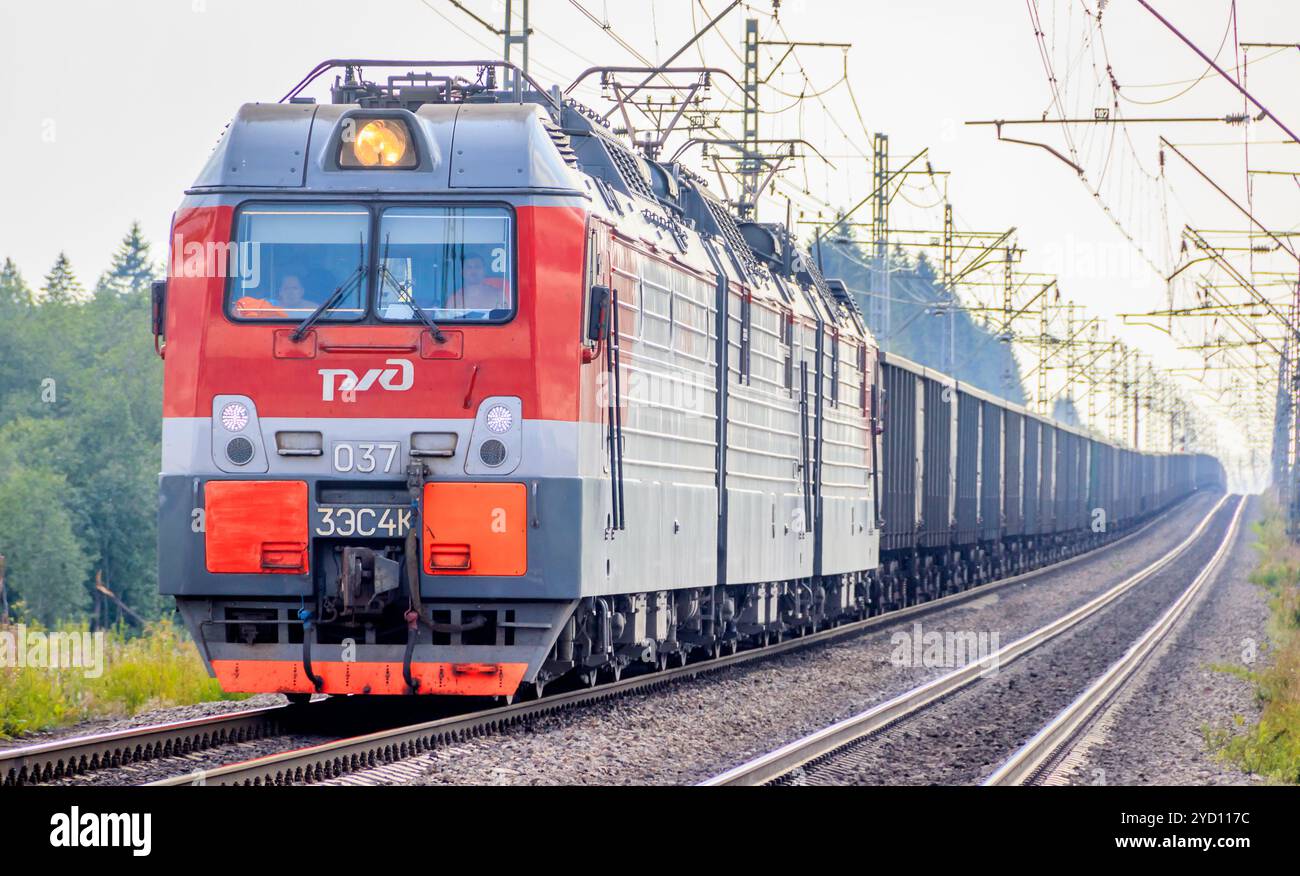 Sommer Russische Eisenbahn. Die Lokomotive fährt auf der russischen Eisenbahn. Russland, Region Leningrad, 3. August 2018 Stockfoto