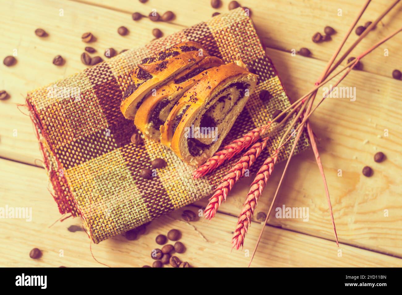 Mohnsamenrolle in Scheiben geschnitten. Köstliches Gebäck. Backen Stockfoto