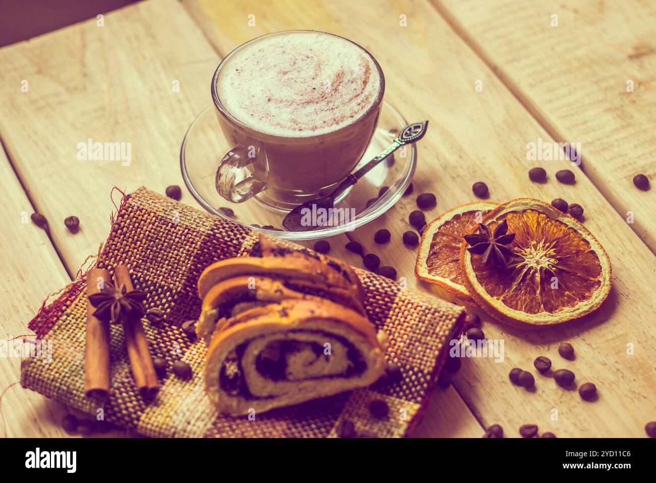 Mohnsamenrolle in Scheiben geschnitten. Köstliches Gebäck. Backen Stockfoto