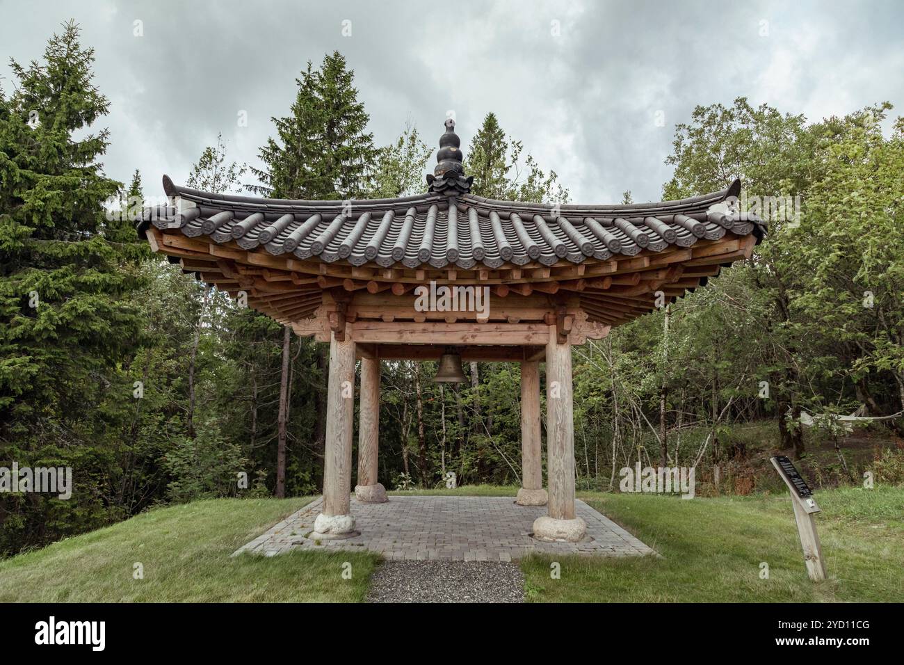 Ein Pavillon im traditionellen Stil, der chinesische und japanische architektonische Elemente vereint, steht in einem friedlichen Oslo-Garten, umgeben von üppigem Grün und t Stockfoto