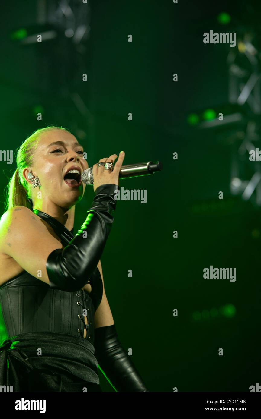 London, Vereinigtes Königreich. Oktober 2024. Becky Hill bringt die Menge in der Wembley Arena auf die Beine. Cristina Massei/Alamy Live News Stockfoto