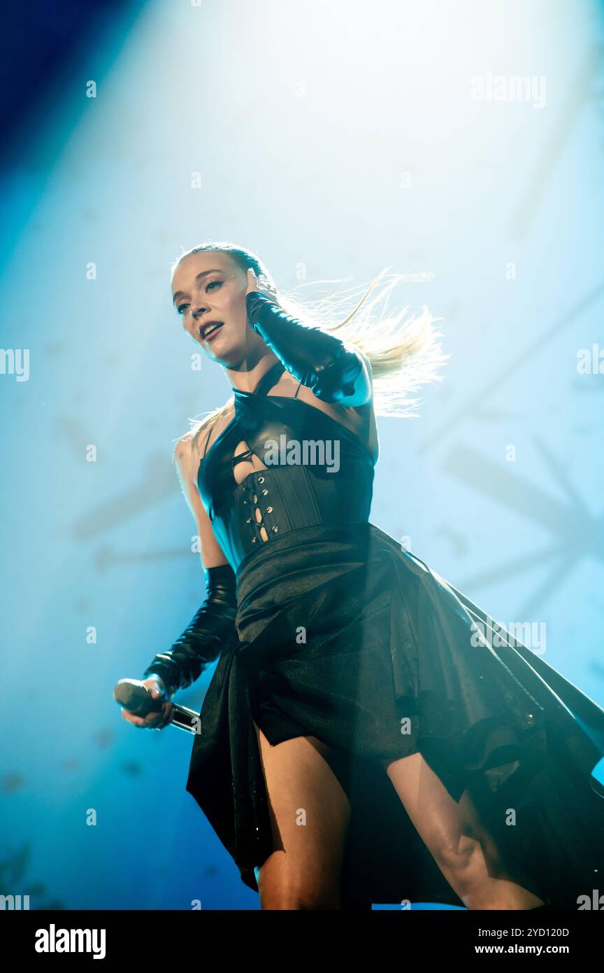 London, Vereinigtes Königreich. Oktober 2024. Becky Hill bringt die Menge in der Wembley Arena auf die Beine. Cristina Massei/Alamy Live News Stockfoto