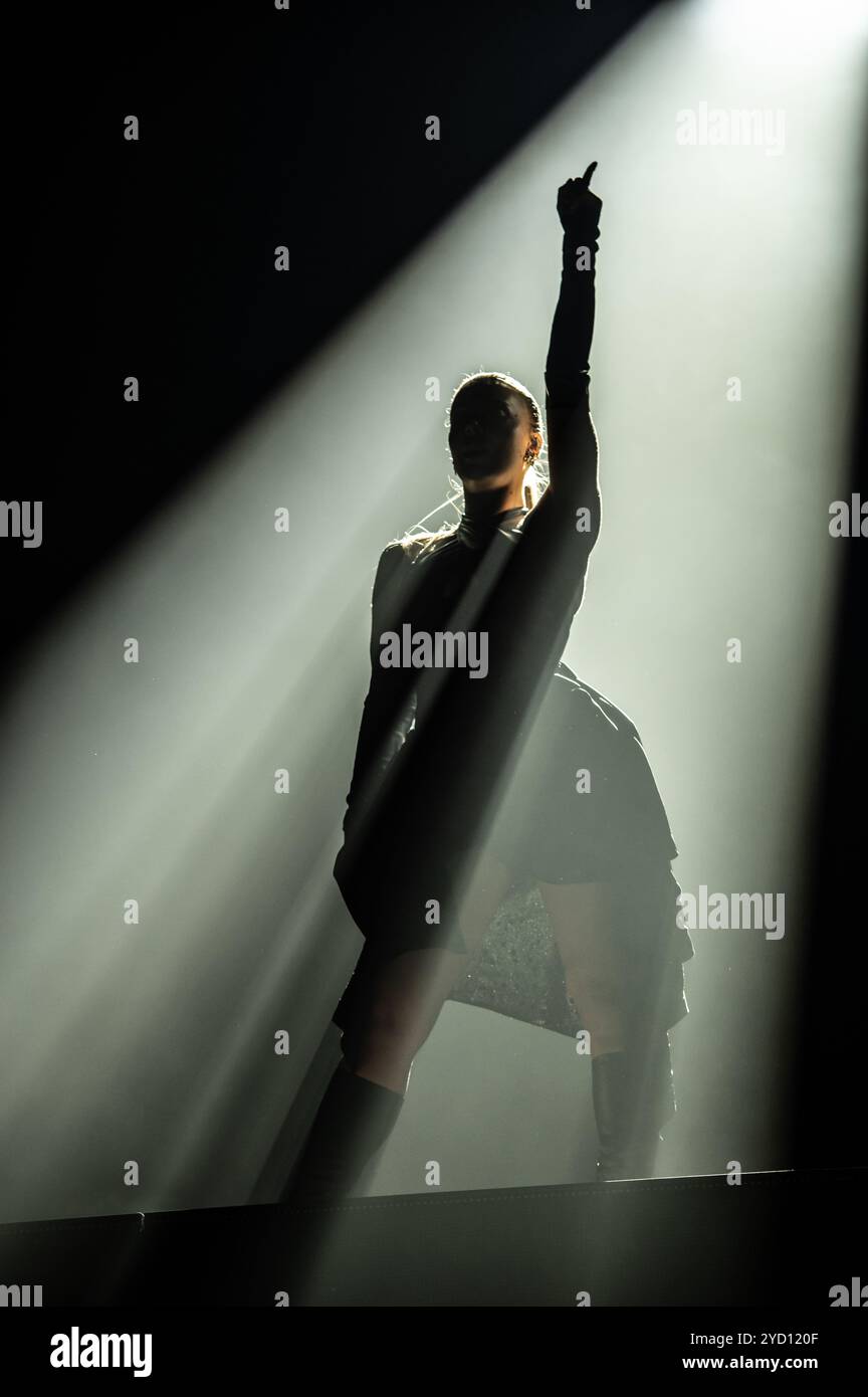 London, Vereinigtes Königreich. Oktober 2024. Becky Hill bringt die Menge in der Wembley Arena auf die Beine. Cristina Massei/Alamy Live News Stockfoto