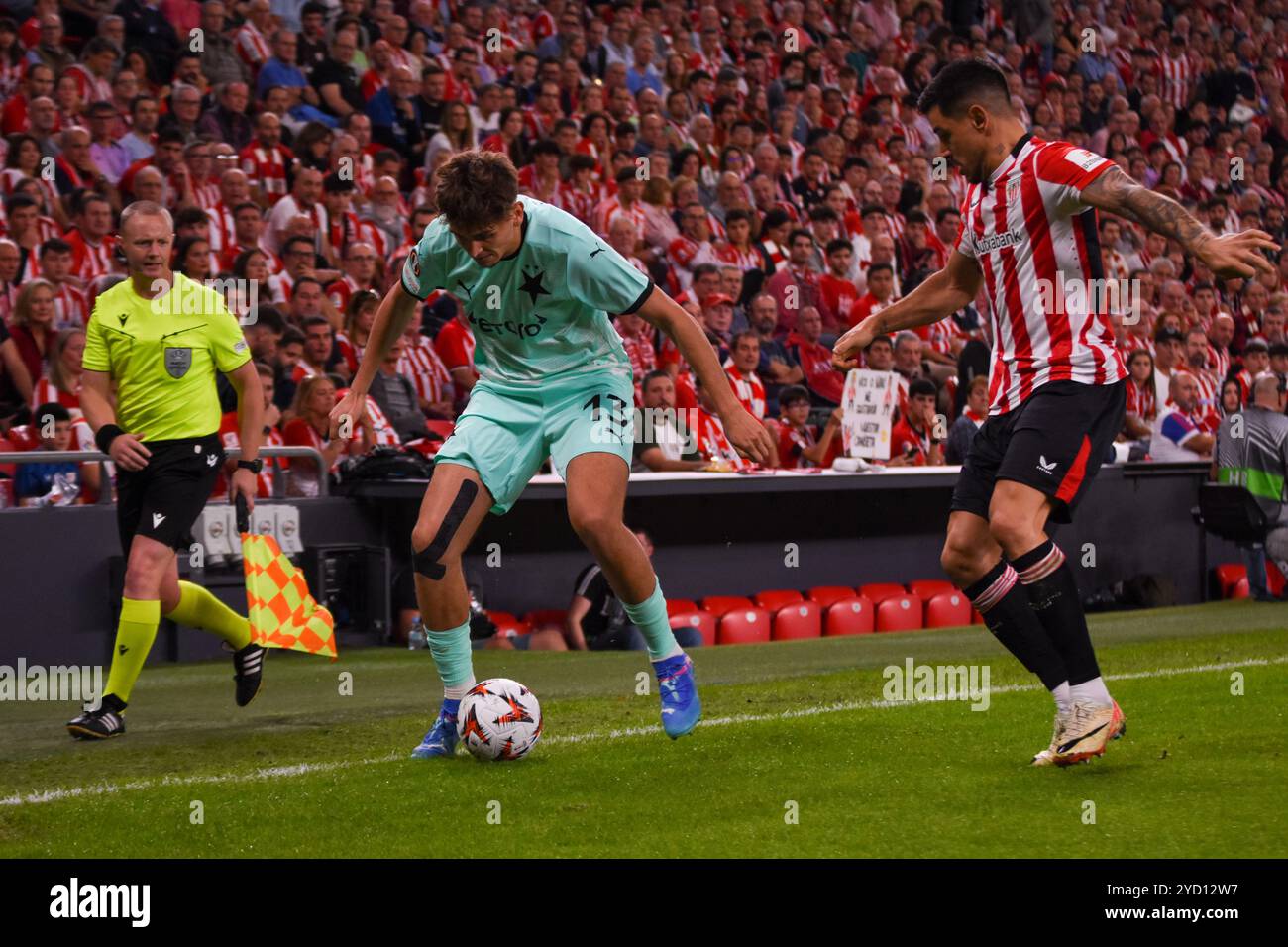 Bilbao, Spanien, 24. Oktober 2024: Mojmir Chytil von Slavia Praha (13, L) beschützt den Ball vor Yuri Berchiche (17, R) während des dritten Gruppenspiels der UEFA Europa League 2024-25 zwischen Athletic Club und Slavia Praha am 24. Oktober 2024 im San Mamés Stadion in Bilbao, Spanien. Quelle: Alberto Brevers / Alamy Live News. Stockfoto