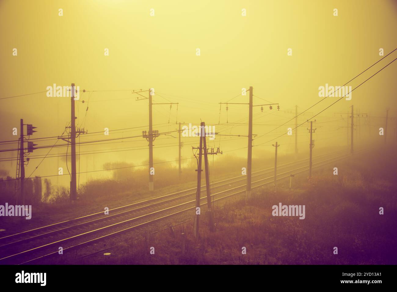 Nebel auf der Bahn. Nebelige russische Eisenbahn. Morgennebel. Stockfoto
