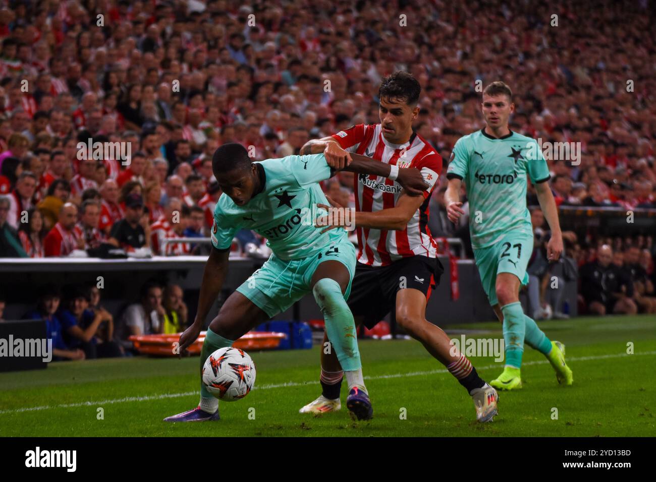 Bilbao, Spanien, 24. Oktober 2024: Simion Michez (14, L) von Slavia Praha schirmt den Ball während des dritten Spiels der Gruppenphase der UEFA Europa League 2024-25 zwischen Athletic Club und Slavia Praha am 24. Oktober 2024 im San Mamés Stadion in Bilbao, Spanien, ab. Quelle: Alberto Brevers / Alamy Live News. Stockfoto