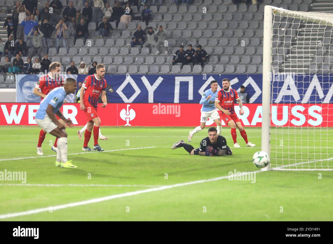 Limassol, Zypern. Oktober 2024. KEVIN MULLER vom FC Heidenheim 1846 beobachtet den Ball am 24. Oktober 2024 neben dem Torpfosten Limassol, Zypern. Paphos FC spielt 1846 gegen den FC Heidenheim in der Limassol Arena für die Ligaperiode des UEFA Conference League Wettbewerbs. (Foto: Kostas Pikoulas/SIPA USA). Quelle: SIPA USA/Alamy Live News Stockfoto
