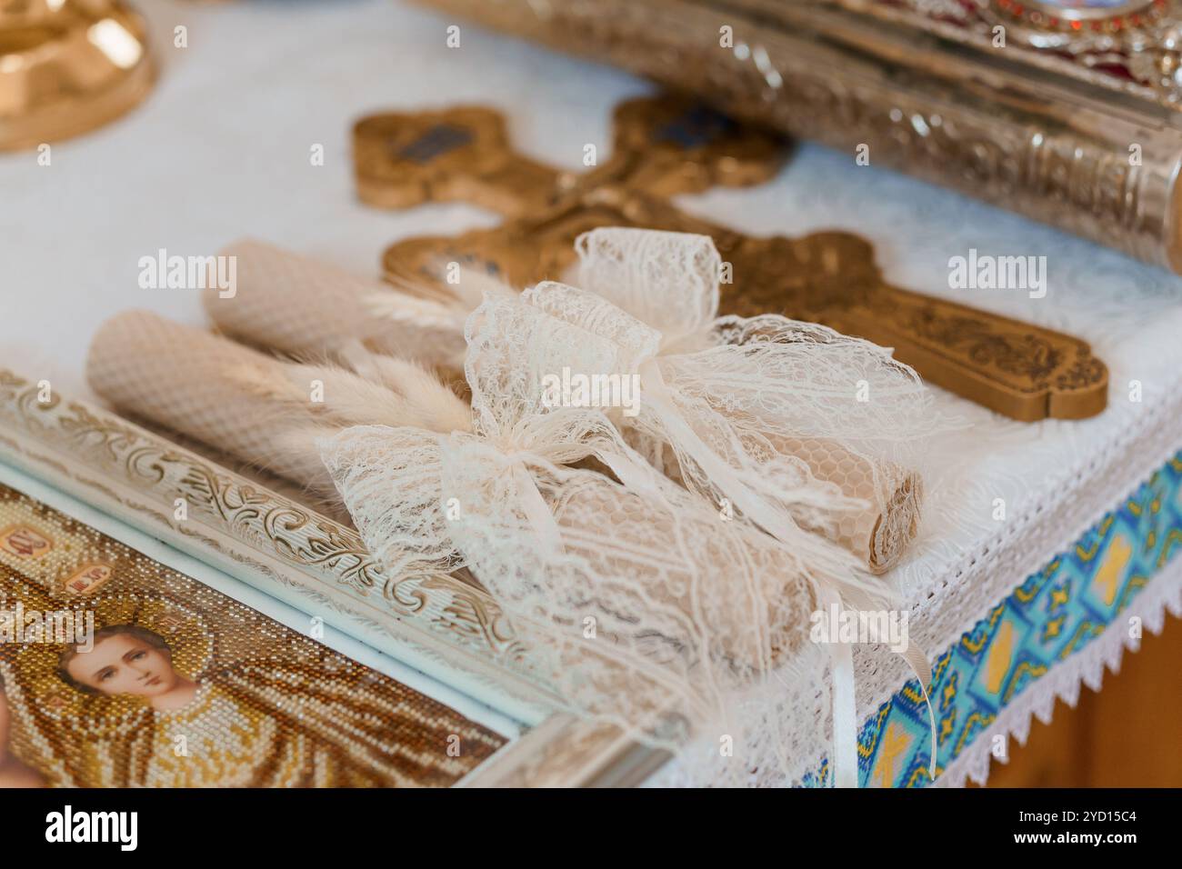 Artefakte religiöser Zeremonien mit Kreuz und Schriften. Stockfoto