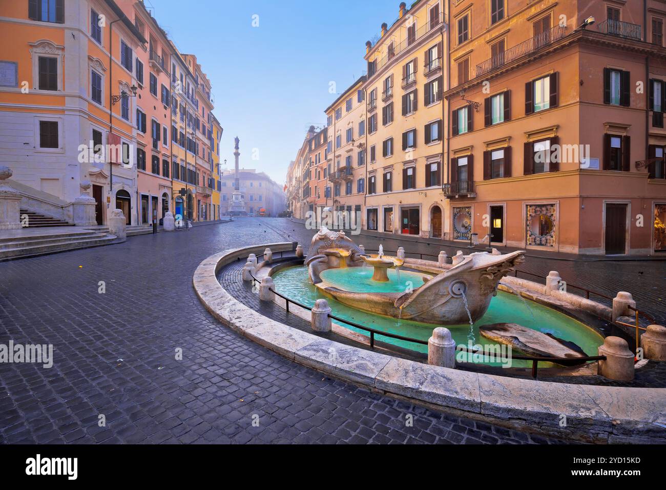 Piazza di Spagna und Fontana della Barcaccia in Rom mit Blick auf den Morgen Stockfoto