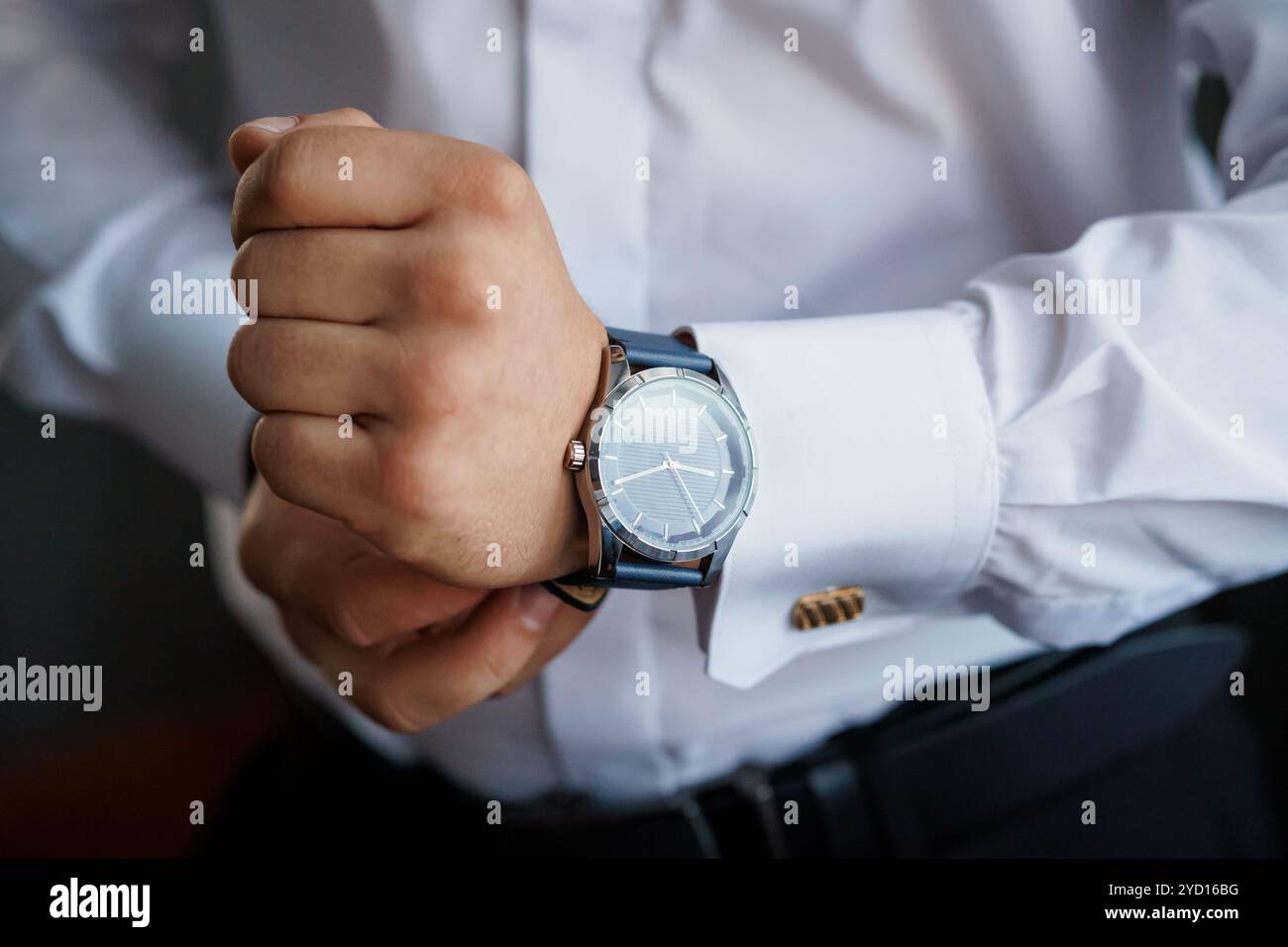 Elegante Herrenuhr in professioneller Kleidung. Stockfoto