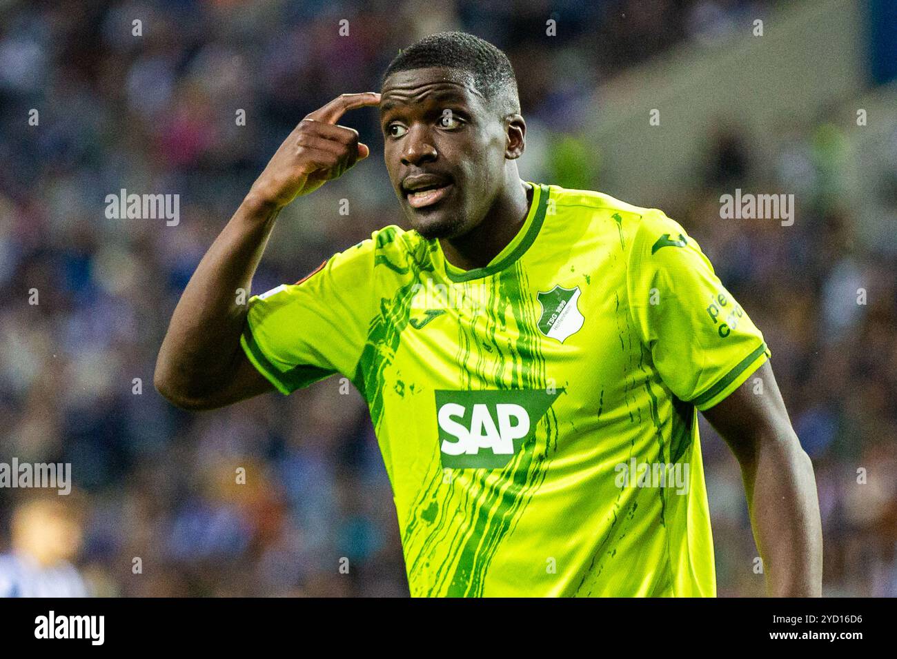 Stanley Nsoki von TSG 1899 Hoffenheim gibt Gesten nach dem Spiel der UEFA Europa League 2024/25 League Phase MD3 zwischen dem FC Porto und TSG 1899 Hoffenheim in Estadio do Dragao am 24. Oktober 2024 in Porto. Stockfoto