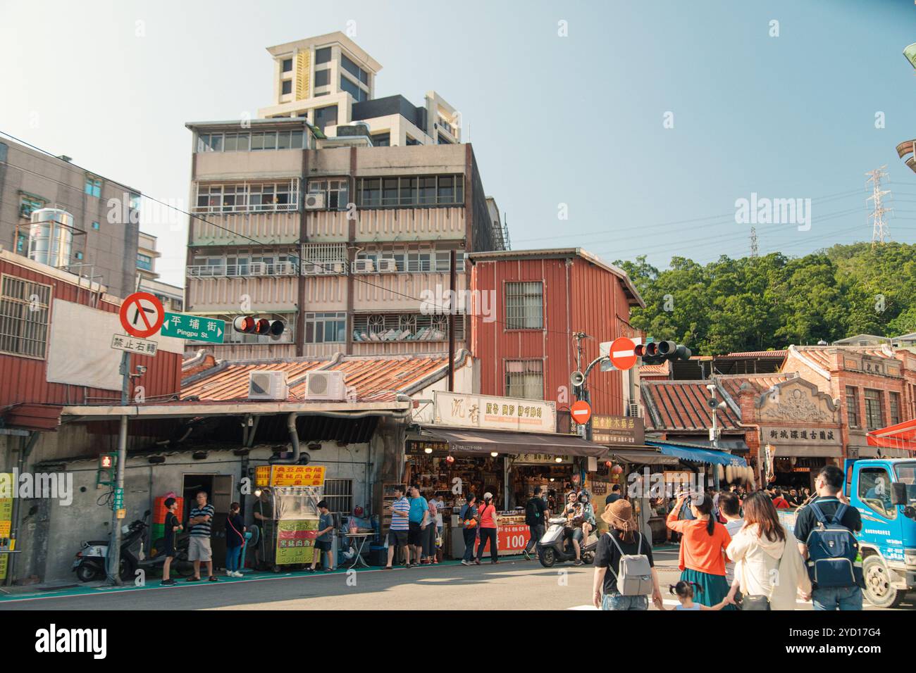 Taipei, Taiwan - 10. Oktober 2019: Erkunden Sie die lebhaften Straßen von Taipeis geschäftigem Markt an einem sonnigen Nachmittag Stockfoto