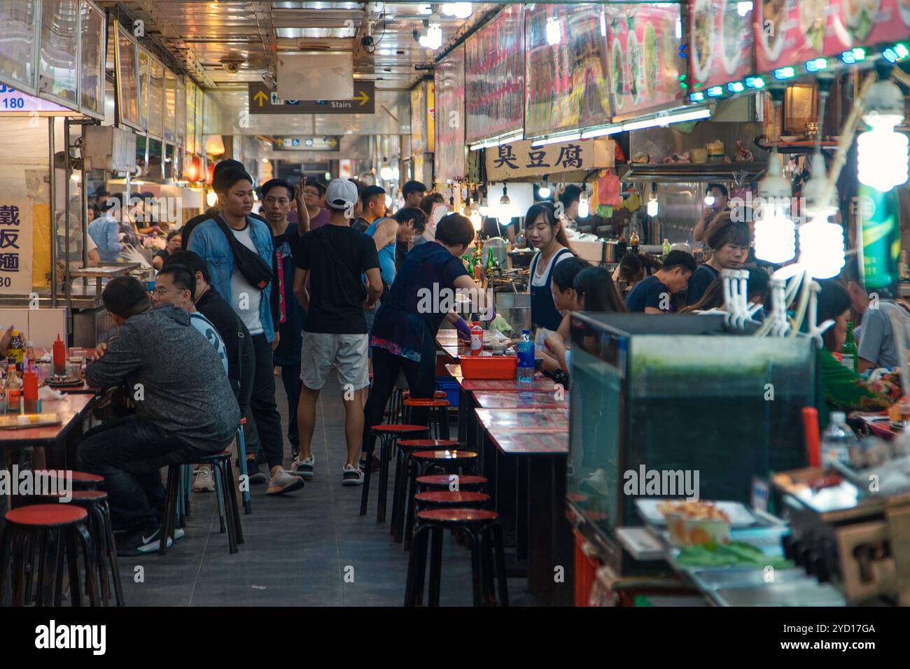 Taipei, Taiwan - 10. Oktober 2019: Im Herzen Taipeis ist ein pulsierender Nachtmarkt voller Aktivität Stockfoto