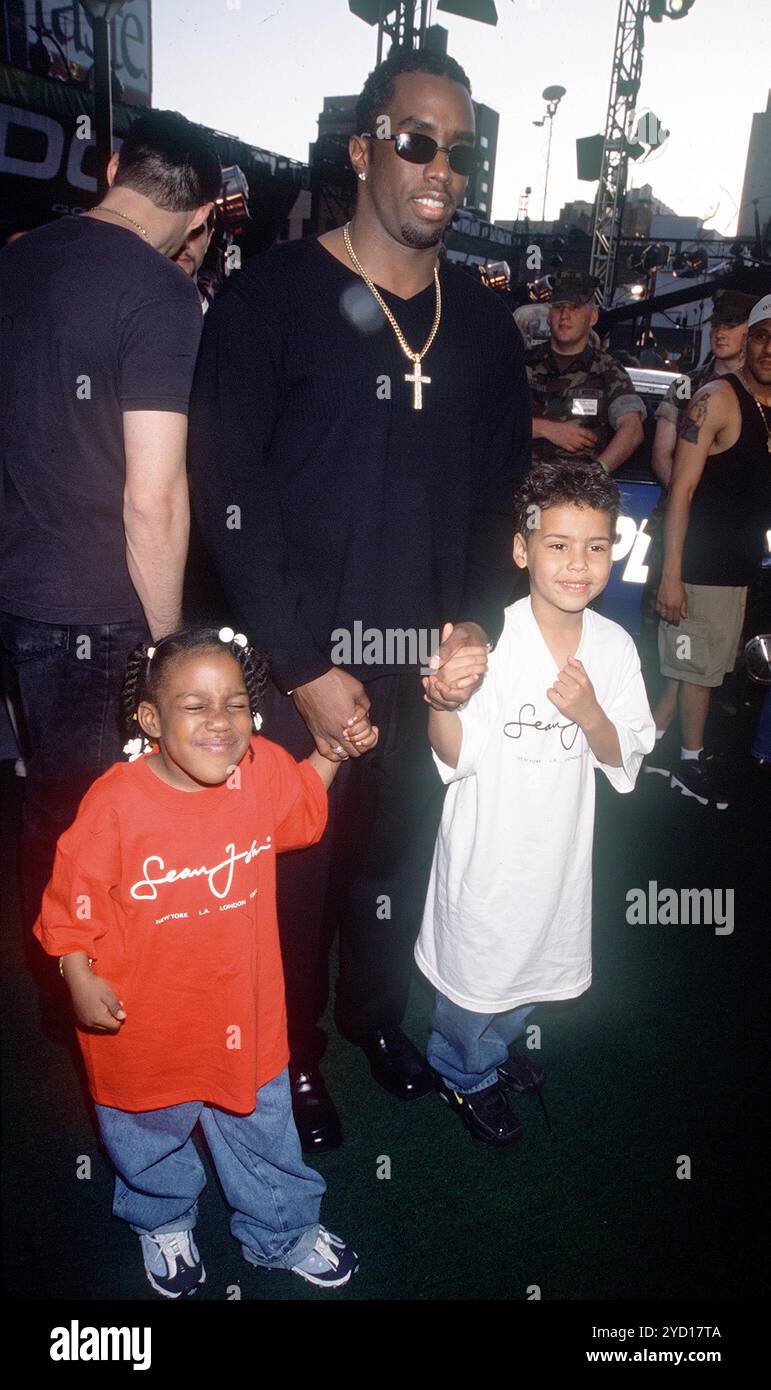 JANUAR 2011 - K12382AR: GODZILLA PREM. MADISON SQ GARDEN, NYC 18.05.1998. SEAN PUFFY KÄMME UND KINDER. (Kreditbild: © Andrea Renault/ZUMA Wire) NUR REDAKTIONELLE VERWENDUNG! Nicht für kommerzielle ZWECKE! Stockfoto