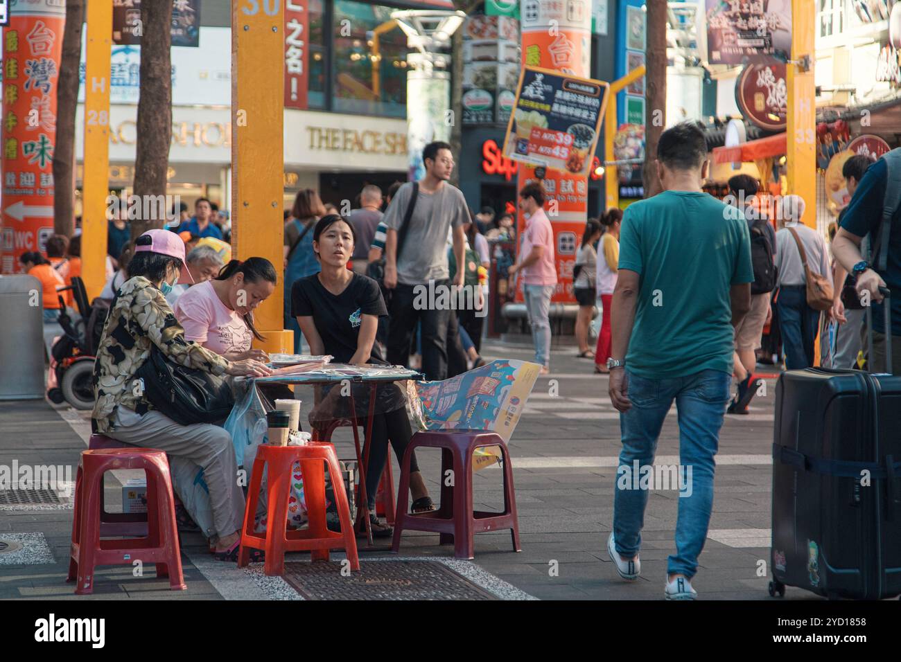 Taipei, Taiwan - 10. Oktober 2019: Geschäftiges Straßenleben in Taipeh, während Einheimische mit Händlern in der Nähe des beliebten Einkaufsviertels interagieren Stockfoto