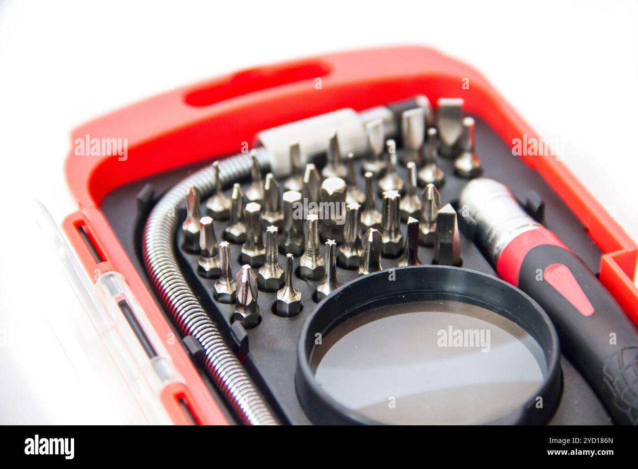 Set Präzisions-schraubendreher auf weißem Hintergrund. Instrumente. Reparatur Telefon und kleine Gegenstände. Stockfoto